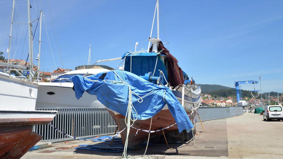 El Novo Marcos en el muelle de Combarro tras ser reflotado en 2017