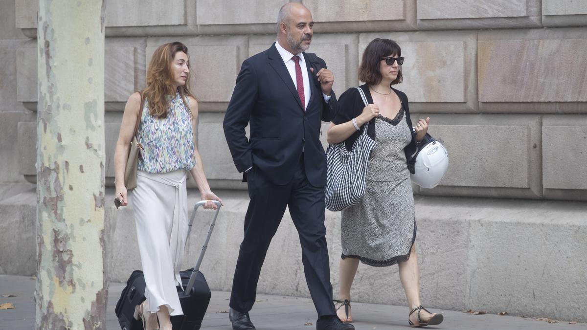 El 'exconseller' Miquel Buch, en las inmediaciones de la Audiencia de Barcelona donde ha sido juzgado.