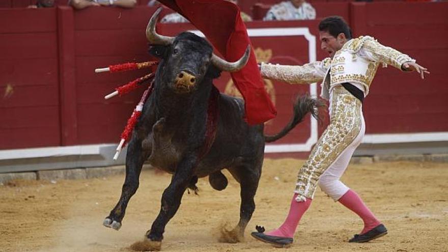 «Rafaelillo» en su saludo de capa a su primer toro.