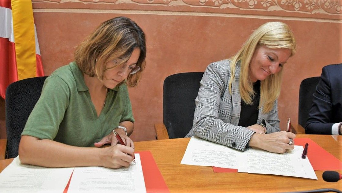 Ànnia García (En Comú Podem) y Ana María Martínez (PSC) firman el acuerdo de gobierno del mandato 2019-2023.