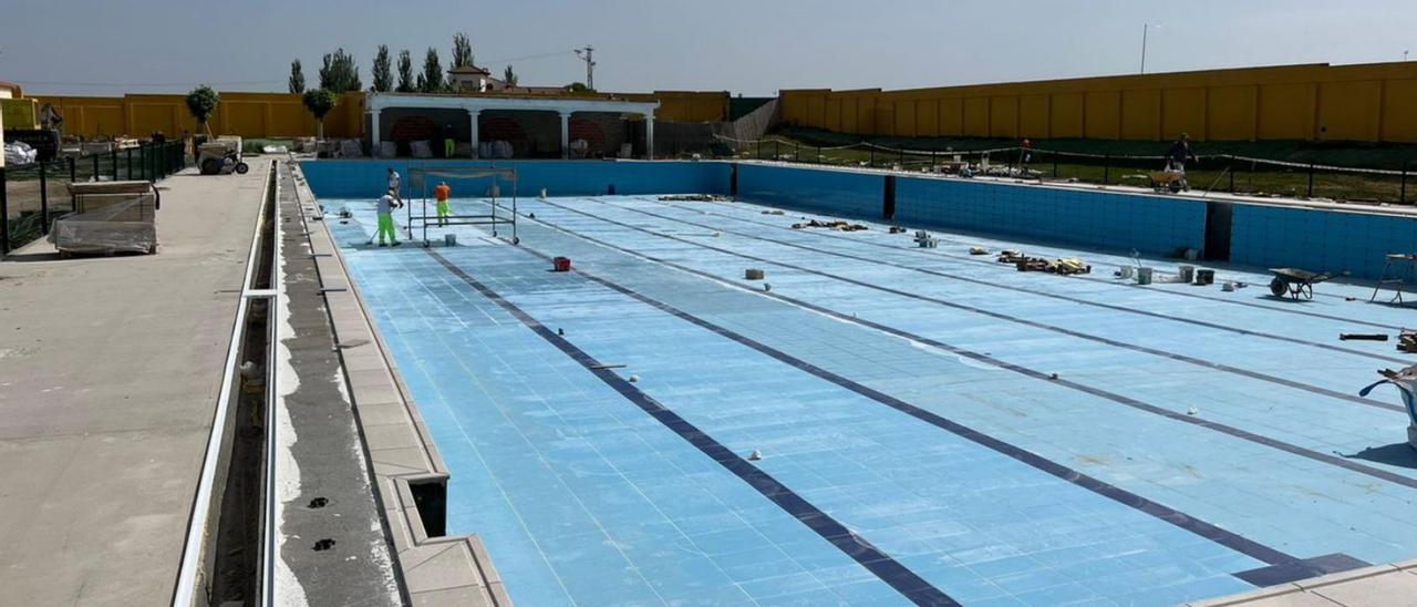 Operarios trabajan en la reforma del vaso de la piscina para adultos de Toro. | Cedida