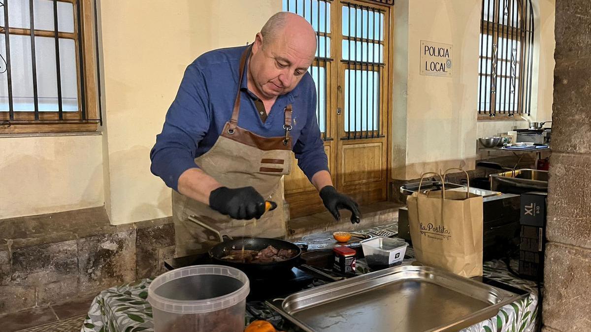 El chef Miguel Gil preparó este viernes en la plaza una carrillada con clemenules para su degustación entre el público.