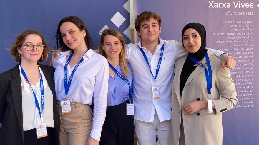 L’equip de la UdG, amb la figuerenca Txell Garcia, queda semifinalista en la Lliga de Debat Universitària