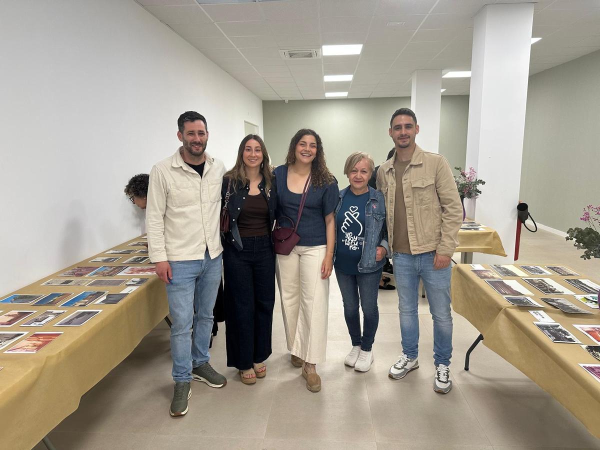 Responsables municipales, en la exposición fotográfica.