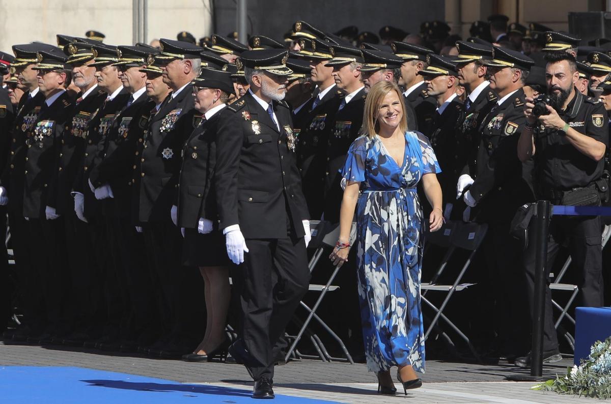 El Jefe Superior de Policía de la Comunitat Valenciana, Carlos Gajero,y la Delegada del Gobierno en la Comunitat Valenciana, Pilar Bernabé, durante el acto por el Día de la Policía Nacional.