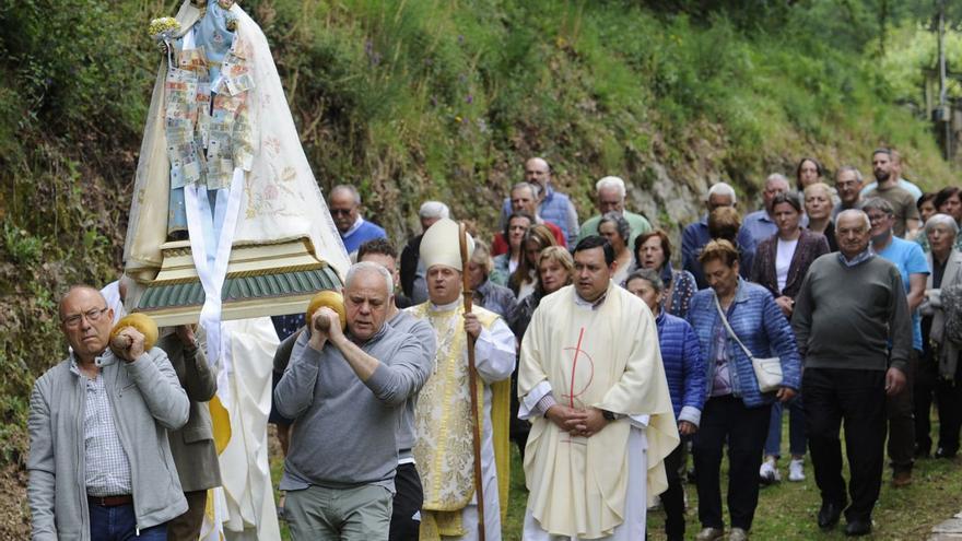 El arzobispo de Santiago, en los oficios religiosos de Hoy-Vas | BERNABÉ/JAVIER LALÍN