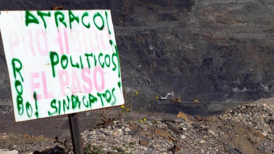 Un cartel en la mina a cielo abierto de Santa Lucía