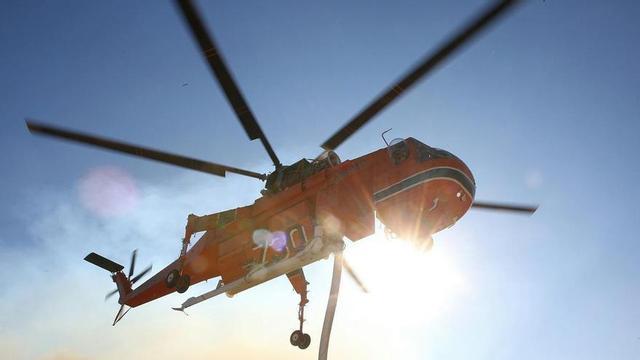 Un helicòpter carrega aigua al seu recipient durant un incendi forestal a Porto Germeno, des d’Àgios Nektarios, Beòcia, Grècia, 1 d’agost del 2026.