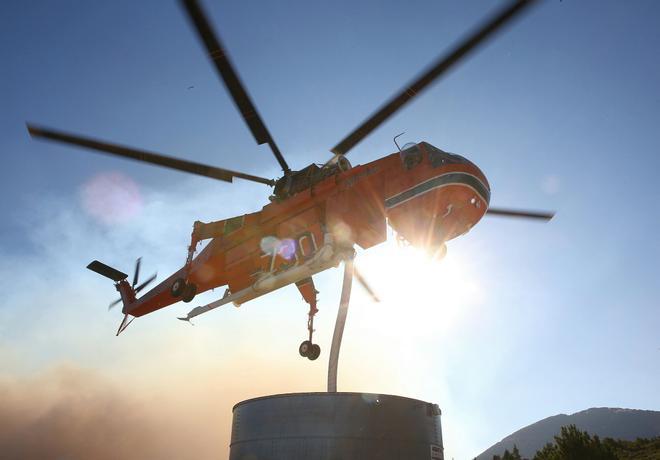Dos muertos y dos heridos al chocar dos helicópteros antiincendios en Grecia