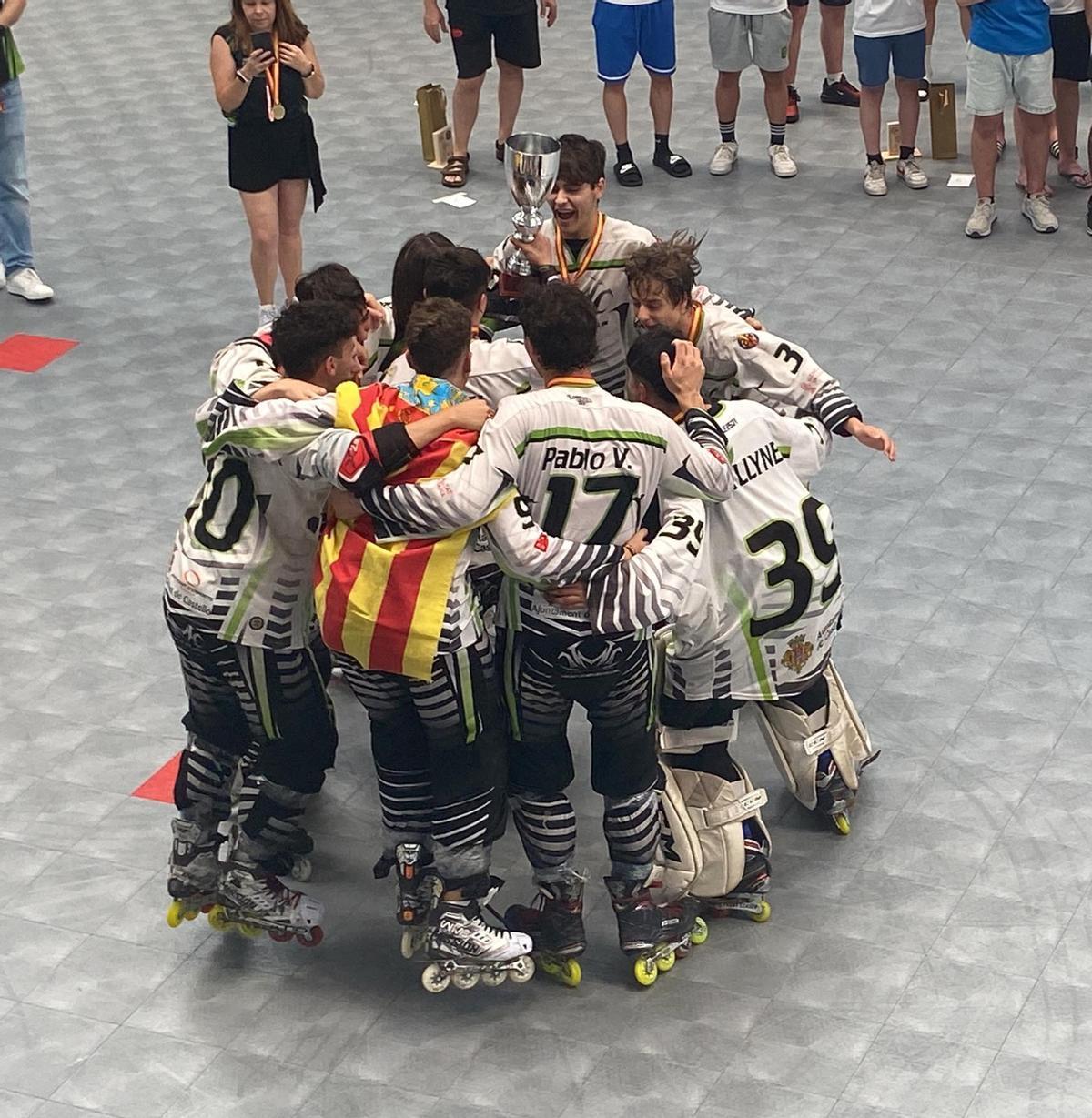 Los juveniles del HC Castellón celebraron la victoria en el Campeonato de España.