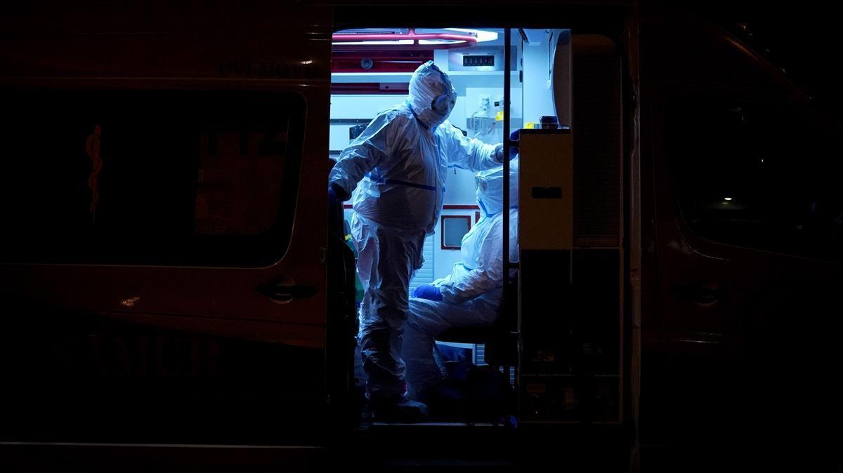 Personal sanitario espera en una ambulancia en el Hospital Universitario de la Princesa el 17 de marzo en Madrid