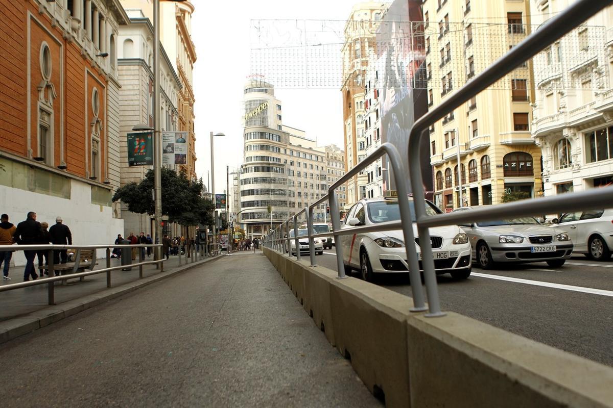 GRAF337  MADRID  28 11 2017 - Vista de la Gran Via que a partir del 1 de diciembre tendra dos ciclocarriles y otros dos carriles bus-taxi-moto y el resto del espacio sera para peatones  que ganaran 5 400 metros cuadrados  El Gobierno de Manuela Carmena comenzara esta Navidad a dar forma a uno de sus grandes proyectos  la remodelacion de la Gran Via  que cerrara a parte del trafico de forma definitiva con un modelo que se ensayara a partir del 1 y que dejara esta arteria central en un solo carril bus-taxi-moto por sentido  EFE Alvaro Sanchez