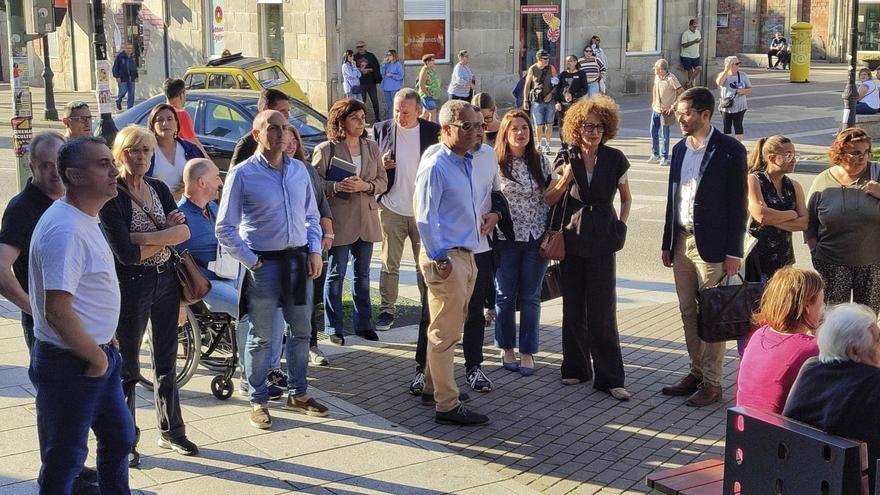 Miembros del PP en la Praza do Concello de Cangas, el día que se celebró la asamblea de la Mancomunidade y hubo disturbios. |