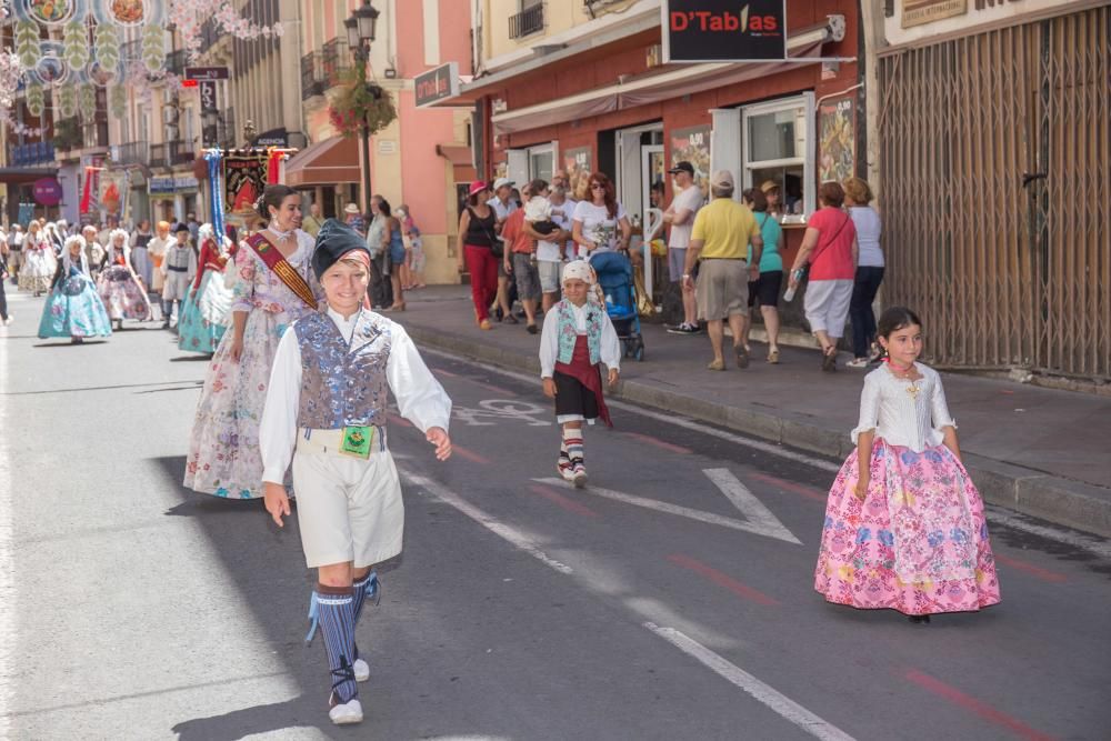 El Desfile de Entrega de Premios culmina con la entrega de más de 600 galardones a hogueras y barracas