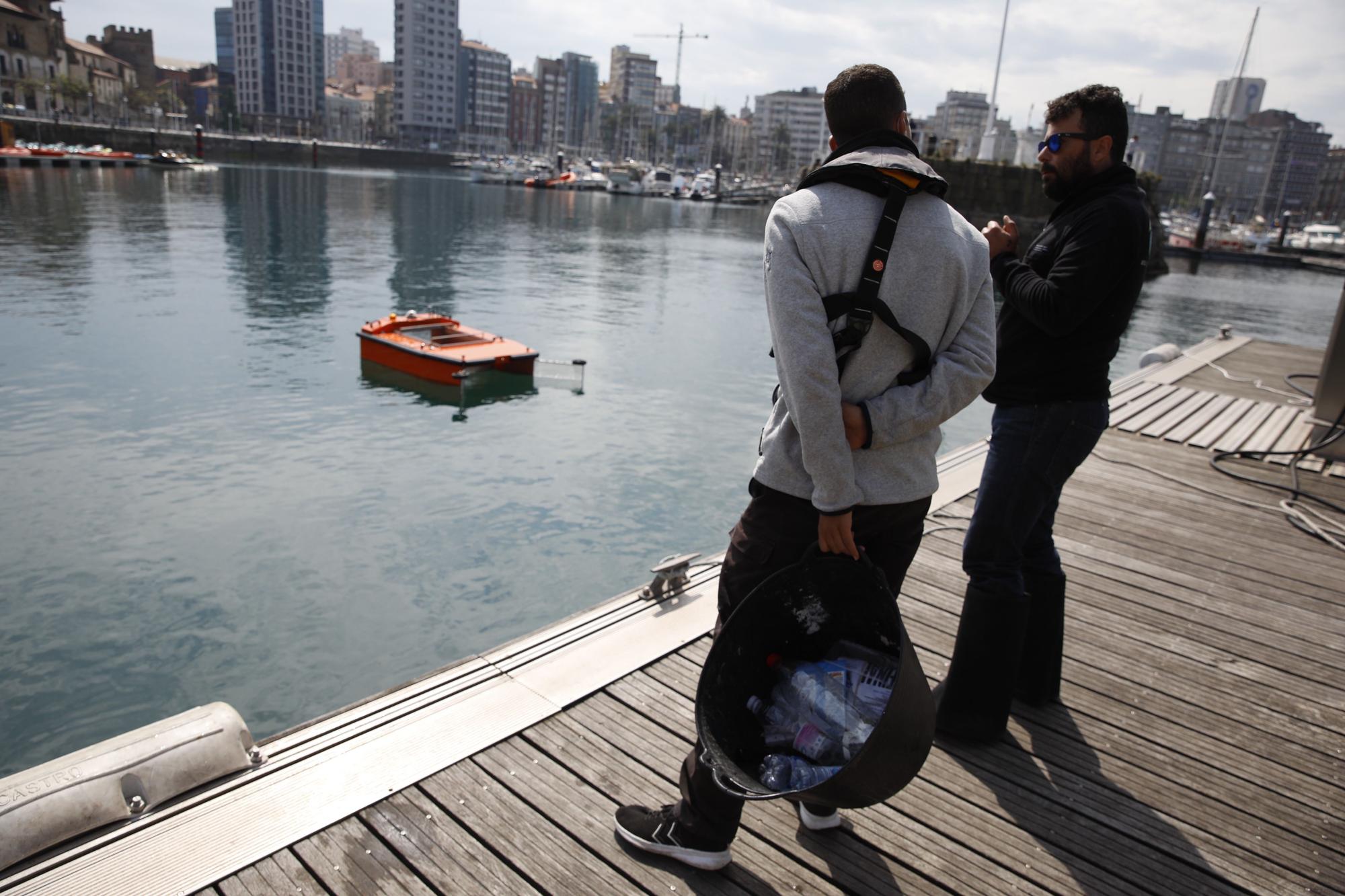 Una aspiradora para el mar: así es el dron que limpia la superficie del agua presentado en Gijón