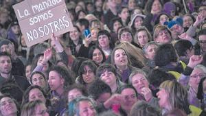 Fotografía de archivo de miles mujeres manifestándose contra, entre otras cuestiones, la violencia sexual.