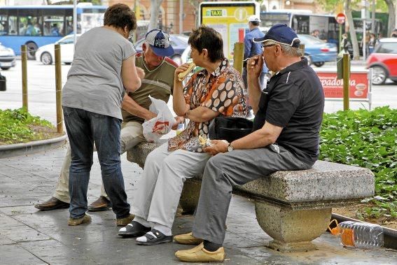 Wegkreuz, Treffpunkt, Schlafgelegenheit, Tanzparkett: Die Plaça d'Espanya ist das Herz Palmas. Ein Tag auf einem Platz im Wandel.