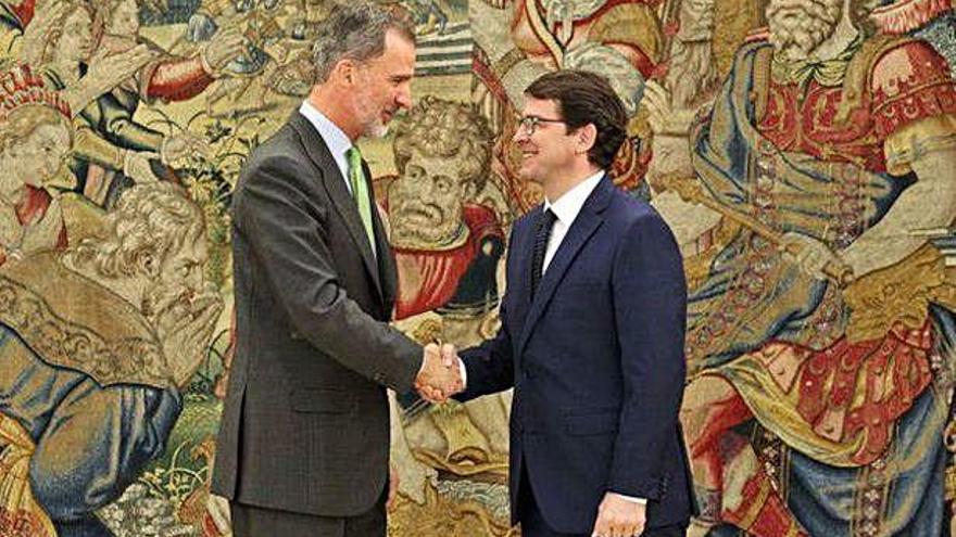 El rey, Felipe VI, junto con el presidente de la Junta, Fernández Mañueco.