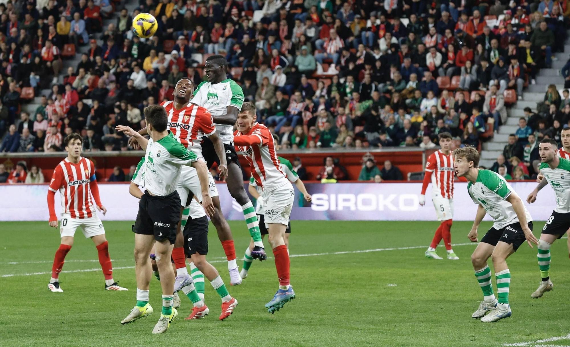 EN IMÁGENES: Ambientazo en el Sporting-Racing de Santander disputado en El Molinón