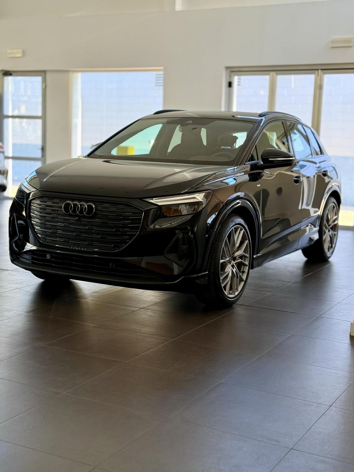 Este Audi Q4 e-tron incorpora el exclusivo paquete Black Line, que realza su carácter deportivo.