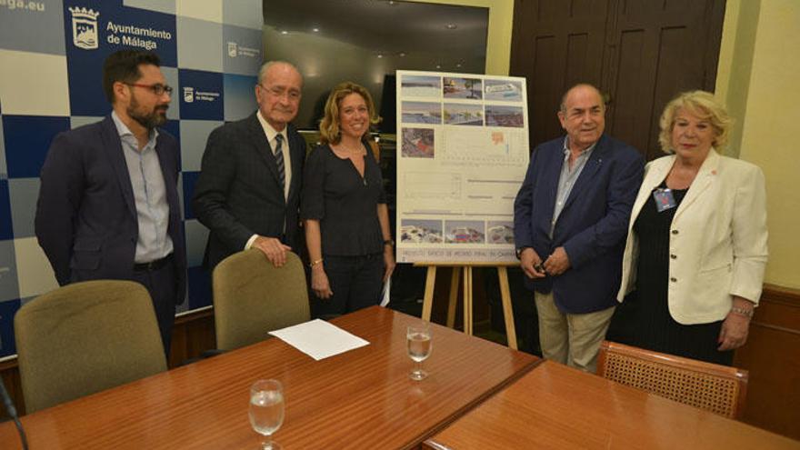 El alcalde, con la presidenta vecinal Carmela Fernández en la presentación del proyecto en julio de este año.