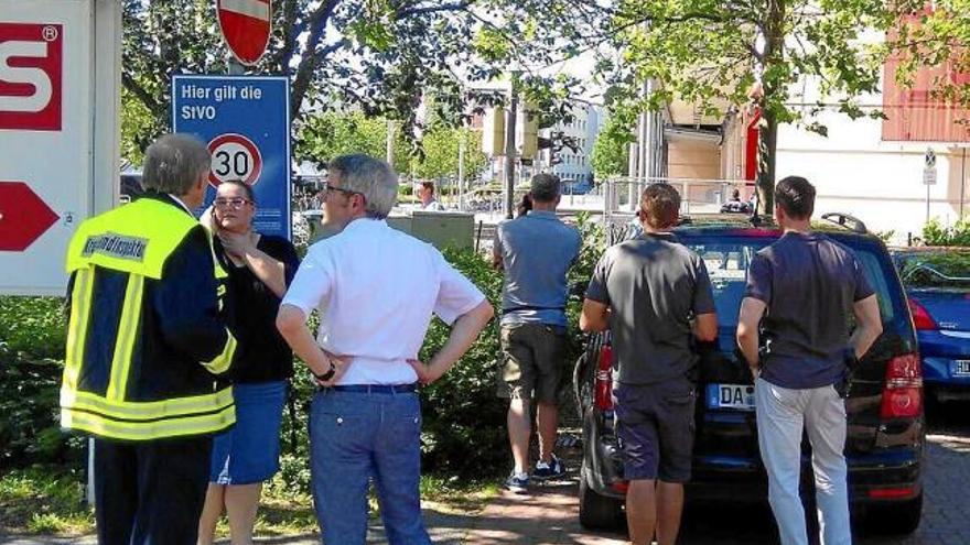 Policia i diverses persones a l&#039;exterior dels multicines on es va atrinxerar l&#039;home armat