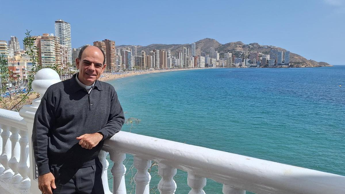 El sacerdote Jaume Benaloy, en una visita a Benidorm en 2024.