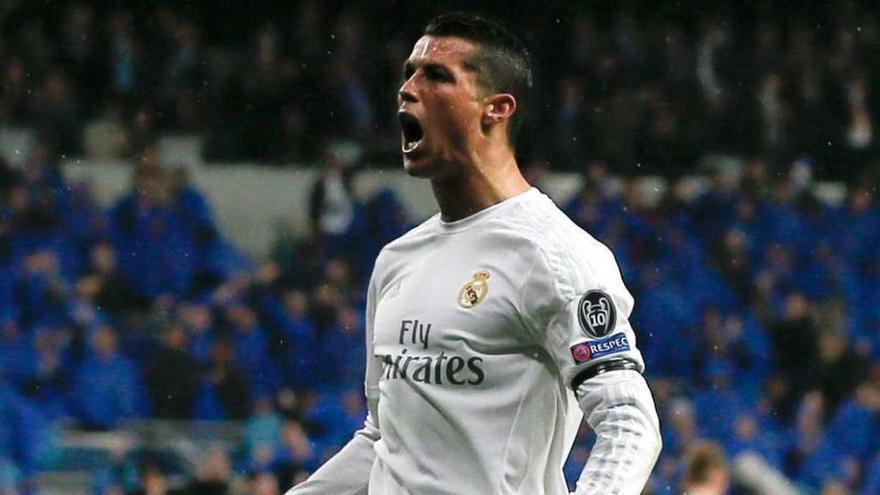 Cristiano Ronaldo celebra su segundo gol de ayer ante el Wolfsburgo. // Juanjo Martín