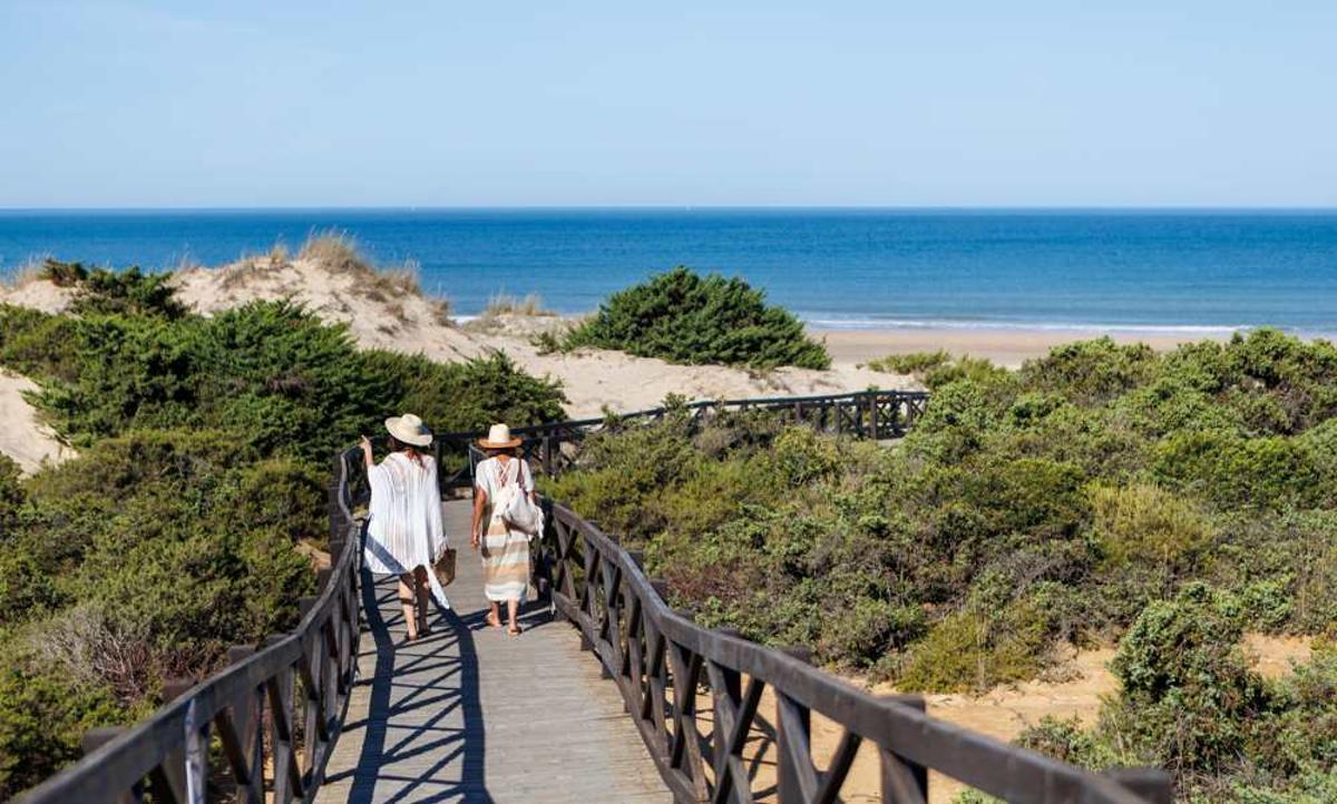 Pasarela de acceso a la playa desde Iberostar Selection Andalucía Playa