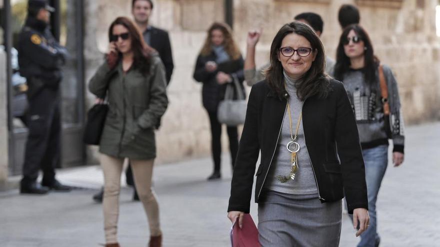 Oltrase dirige a la rueda de prensa tras el pleno del Consell.