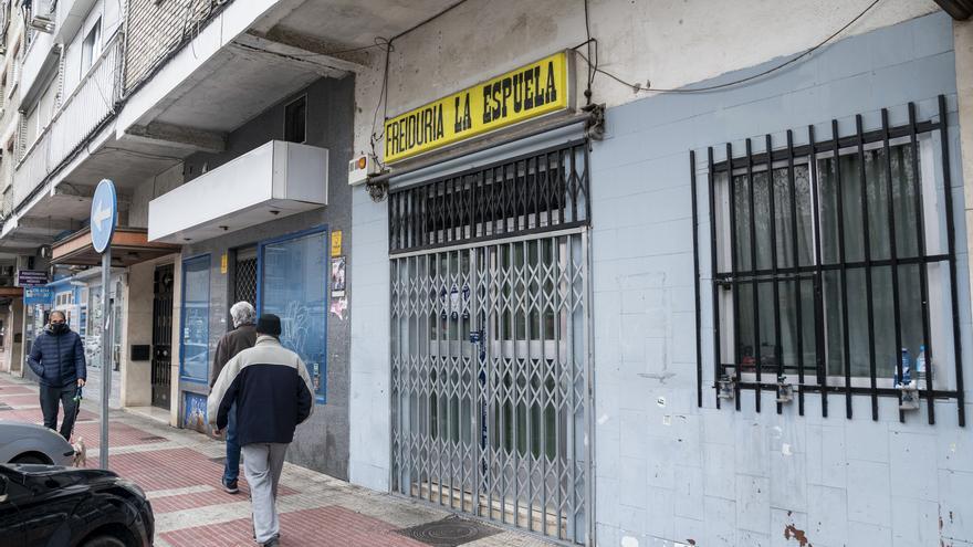 Fachada del bar Freiduría La Espuela, en Parla.