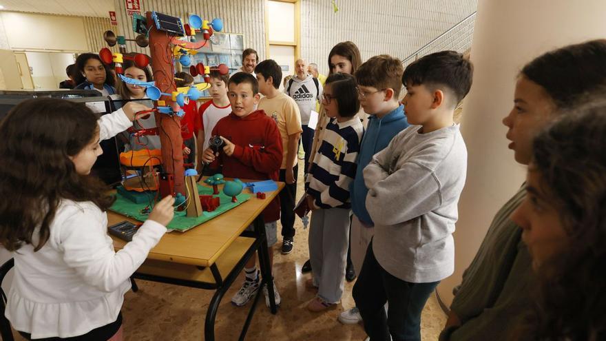 Mostrando a los compañeros cómo se generan las energías renovables.