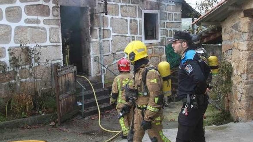 Bomberos y policía en la casa donde ocurrió el incendio. // Iñaki Osorio