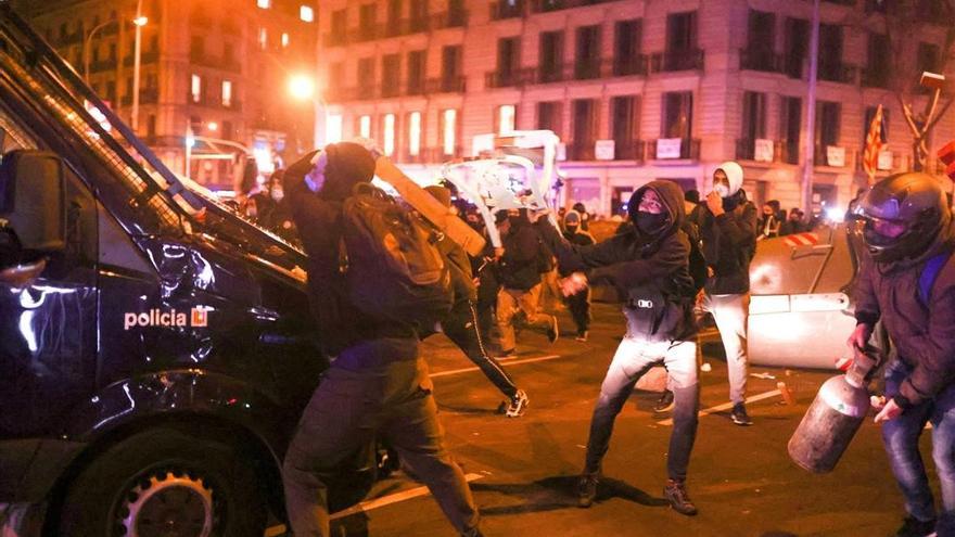 Disturbios en Barcelona durante la manifestación contra la detención de Pablo Hásel