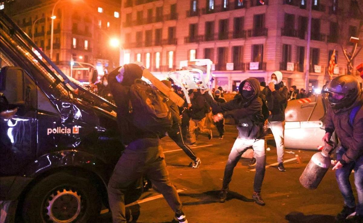 Manifestantes se enfrentan a la policía en Barcelona, durante las protestas por la detención del rapero Pablo Hasél.