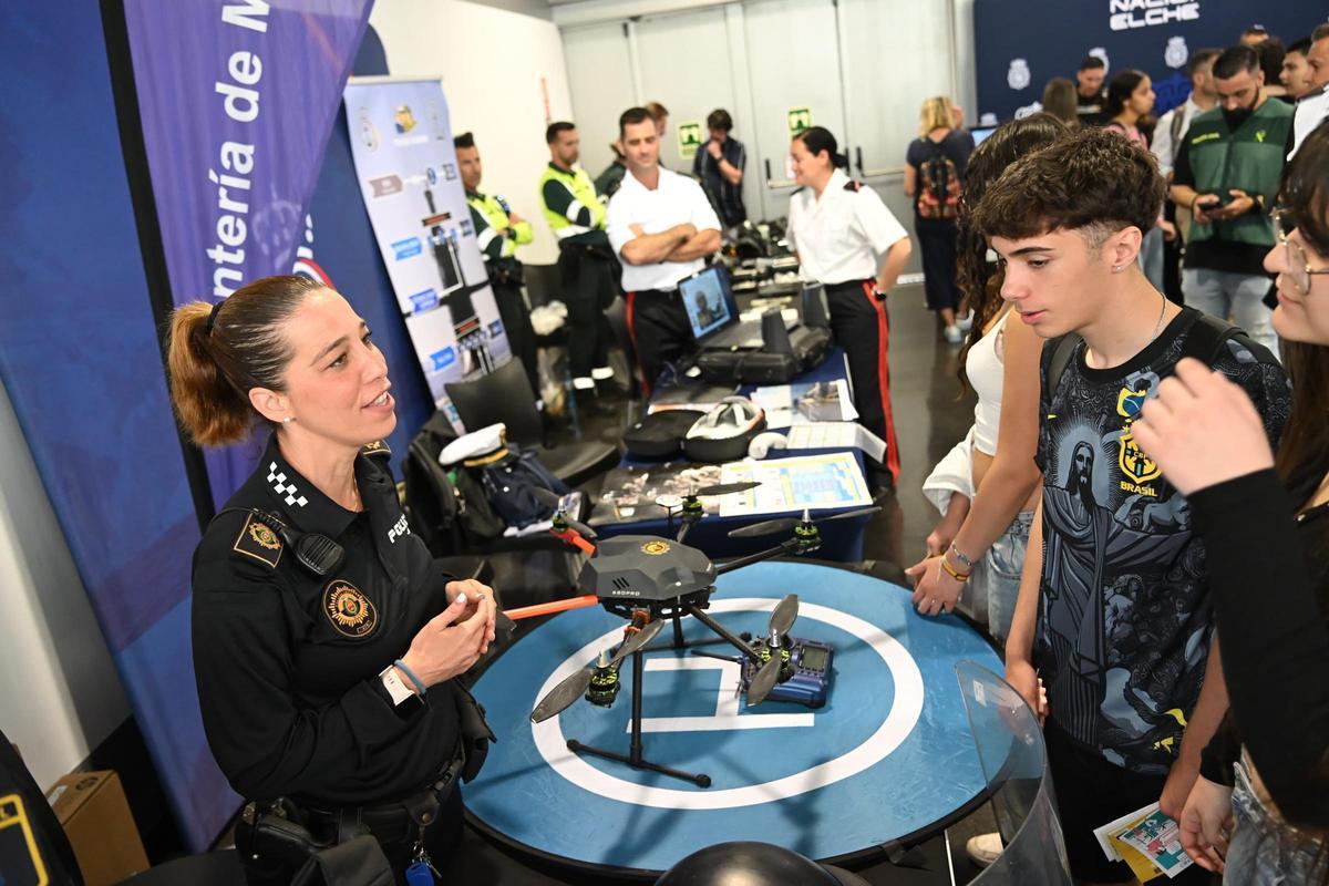Miembros de las Fuerzas y Cuerpos de Seguridad y del Ejército han estado presentes en la II Feria de la Formación Profesional de Elche