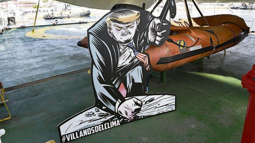 Una ilustración de Donald Trump en la cubierta del barco &#039;Esperanza&#039;.