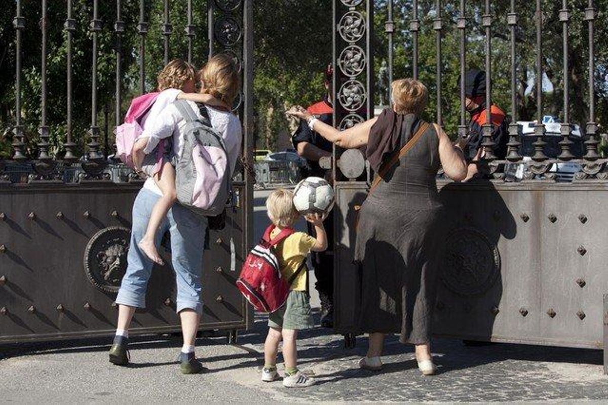 Els mossos custodien les entrades al parc de la Ciutadella.
