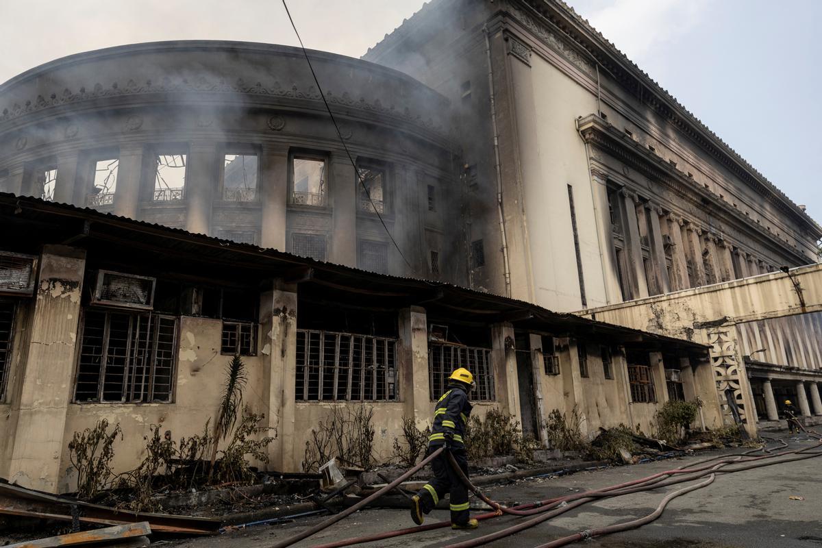 Espectacular incencio en la histórica oficina de Correos de Manila