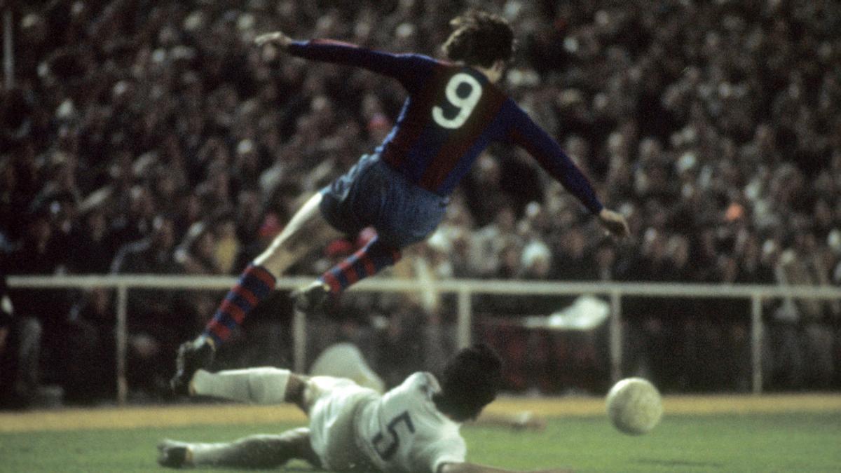 Cruyff evita una entrada de Benito, el defensa del Madrid, en Chamartín.