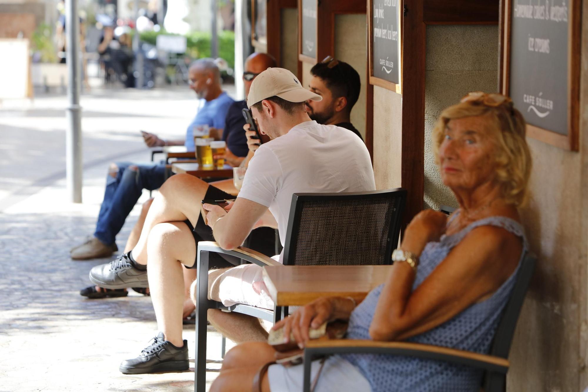 Wie im Hochsommer: Im Zentrum von Sóller auf Mallorca ist es auch im Oktober rappelvoll