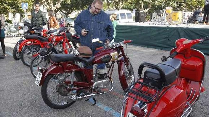 Una persona observa una moto MV Avelló de 1950.  // Ricardo Grobas
