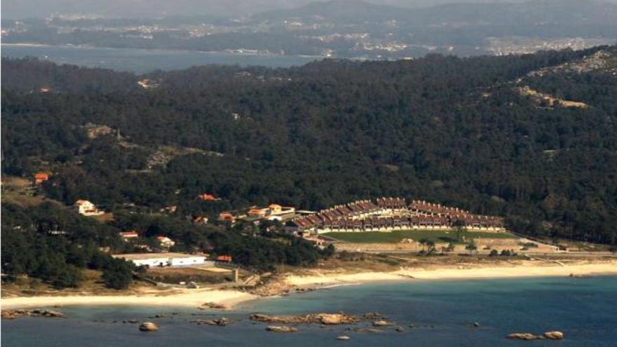 Una vista aérea de la península de O Grove, con la playa y la Urbanización Raeiros en primer término.  // Iñaki Abella