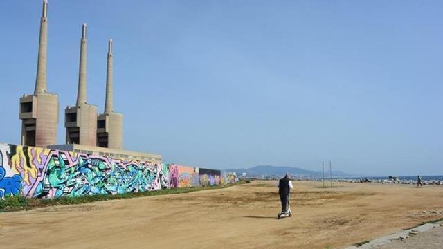 Platja de Sant Adrià, davant de les Tres Xemeneies.