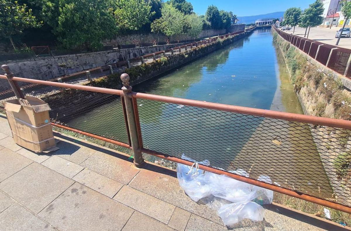 Plásticos y papeles arrastrados por la corriente hacia la ría. | // M. MÉNDEZ