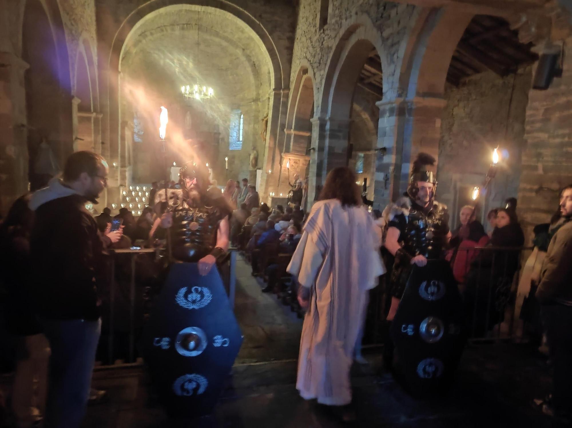 En imágenes: El espectacular vía crucis viviente de Villanueva de Oscos