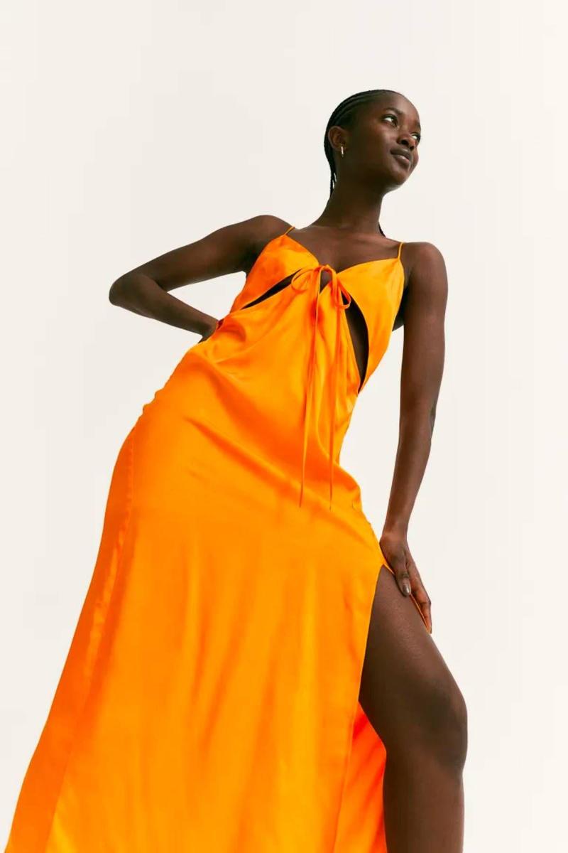 Vestido naranja con detalles 'cut out' y nudo de H&M