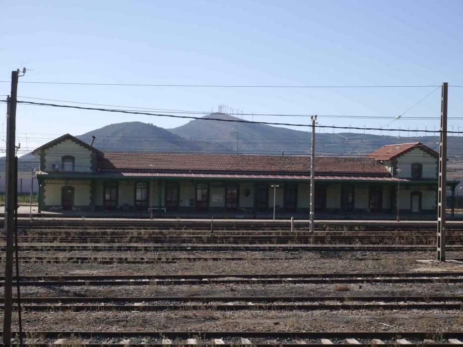 En la actualidad, la Estación de La Encina presenta este solitario aspecto, sin el bullicio de máquinas y operarios de antaño.