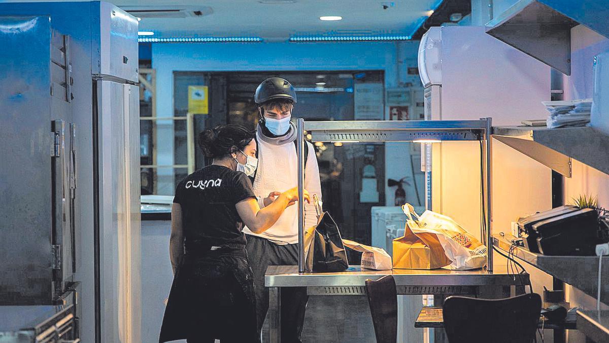 Un rider recoge una comanda de la cocina fantasma.