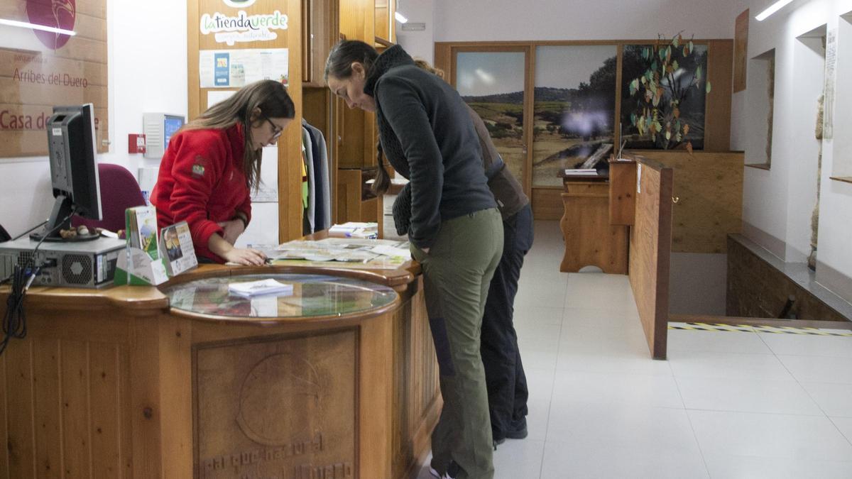 Varios turistas, en la Casa del Parque de Fermoselle